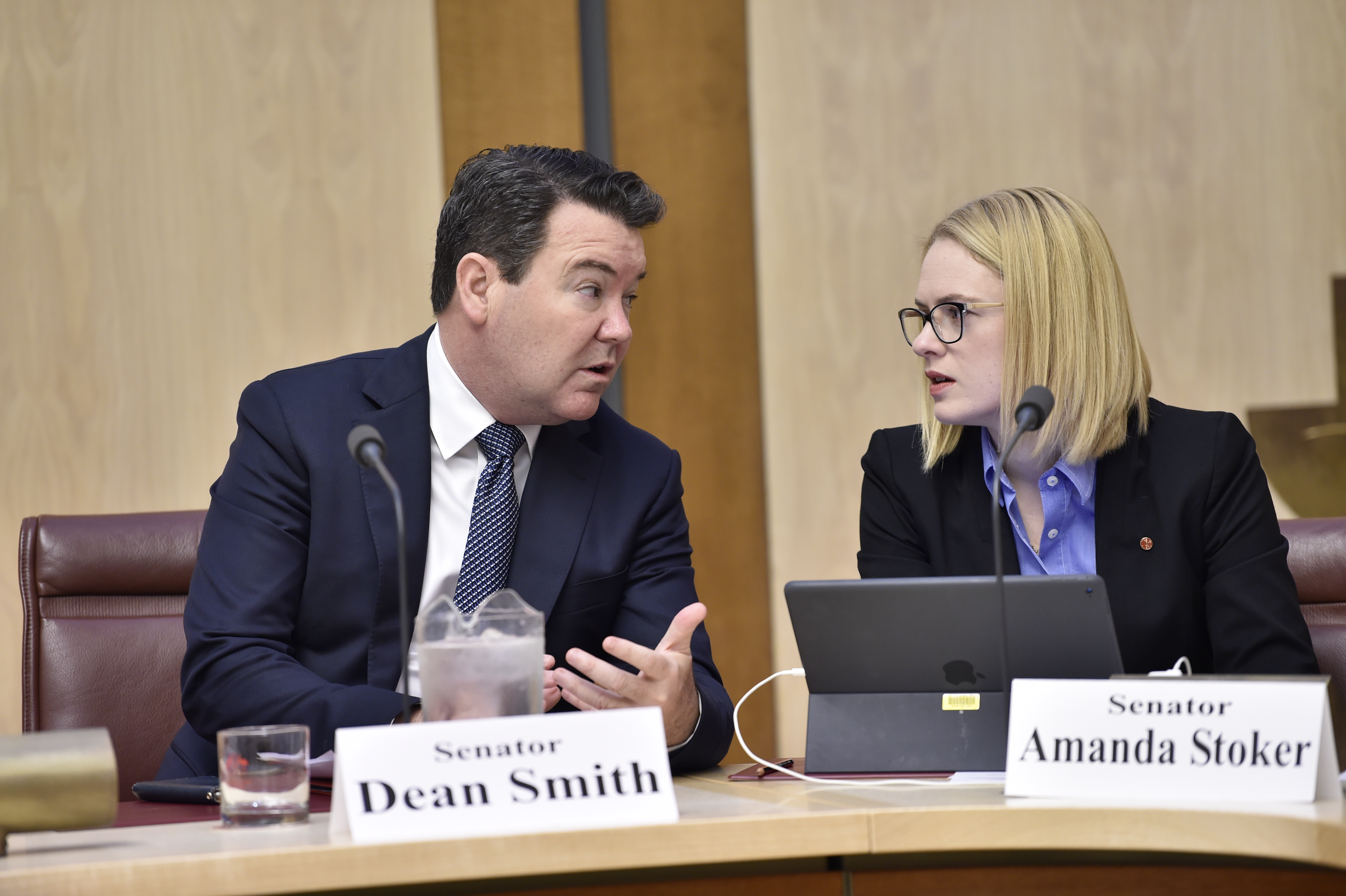 \x3cp\x3eCommittee members Senators Dean Smith and Amanda Stoker conferring during the hearing, 25 May 2018. DPS Auspic.\x3c/p\x3e