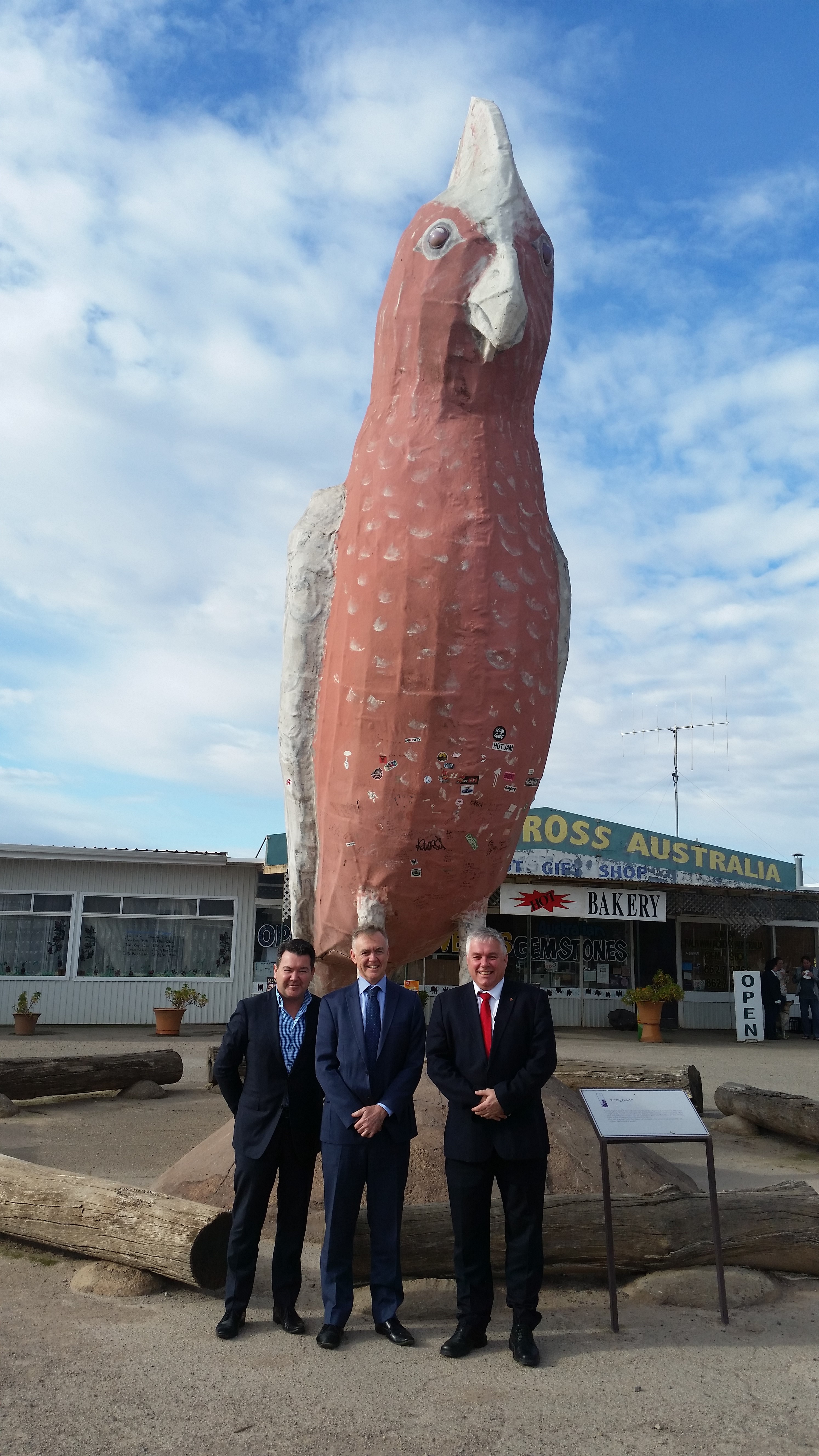 \x3cp\x3eL-R: Senators Dean Smith, Chris Ketter and Rex Patrick at the Big Galah, Kimba, SA, 5 July 2018.\x3c/p\x3e