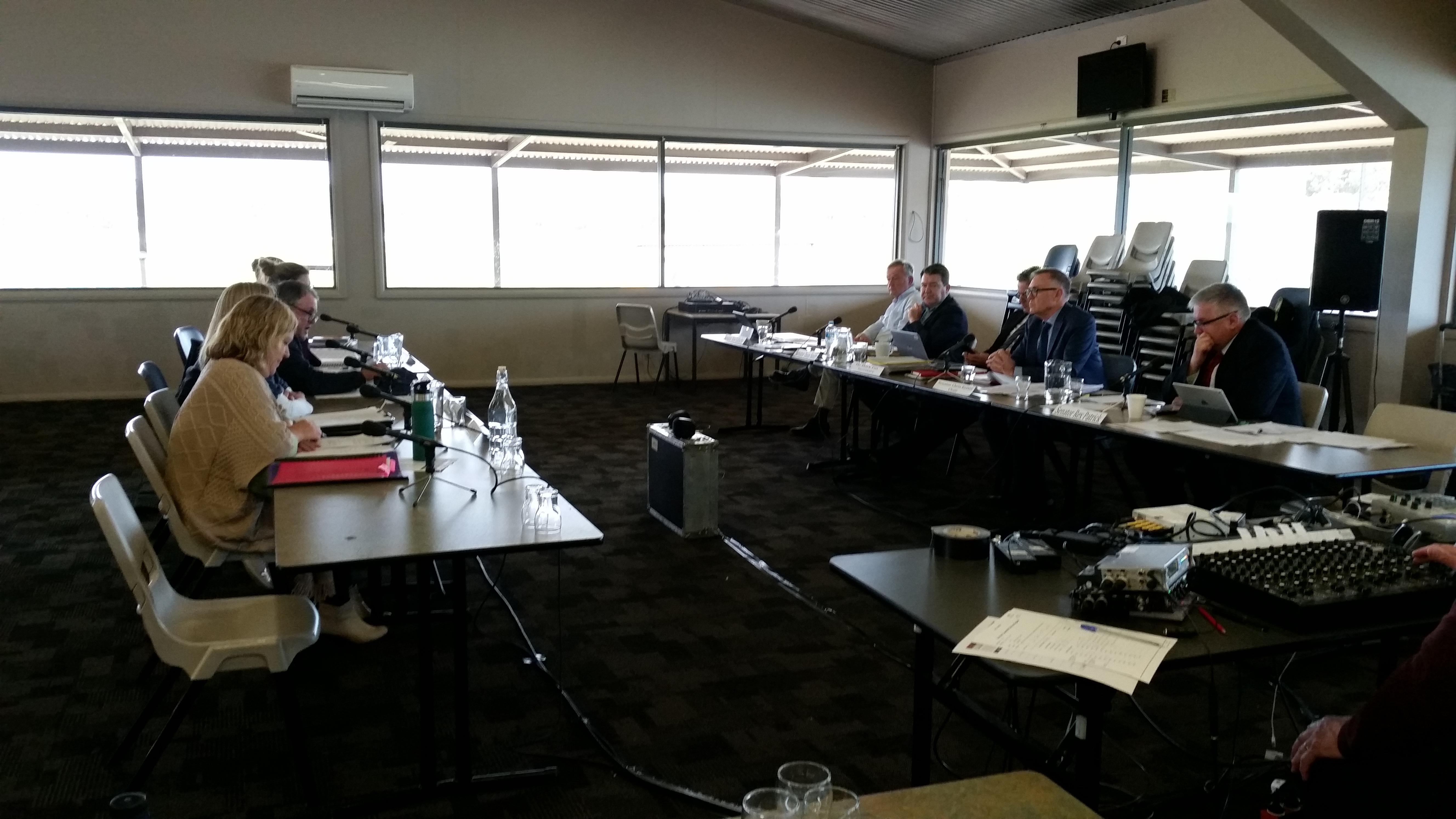 \x3cp\x3eFacing camera L-R: Senators Alex Gallacher and Dean Smith, Mark Fitt [Committee Secretary] and Senators Chris Ketter [Chair] and Rex Patrick at a public hearing at Kimba, SA, 5 July 2018.\x3c/p\x3e