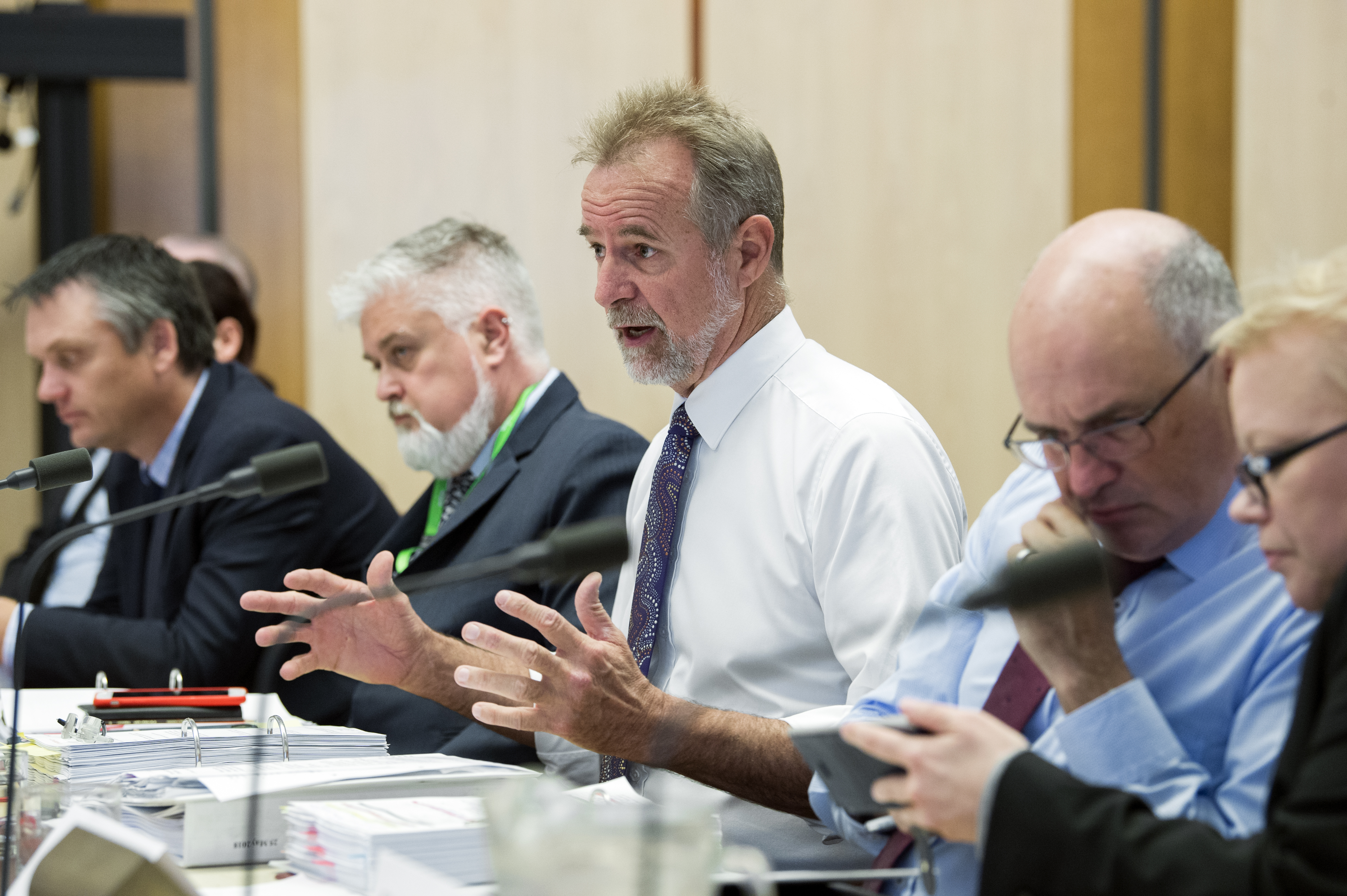 \x3cp\x3eSenator the Hon Nigel Scullion, Minister for Indigenous Affairs, answering questions, 25 May 2018, with officers from the Department of the Prime Minister and Cabinet. DPS Auspic.\x3c/p\x3e